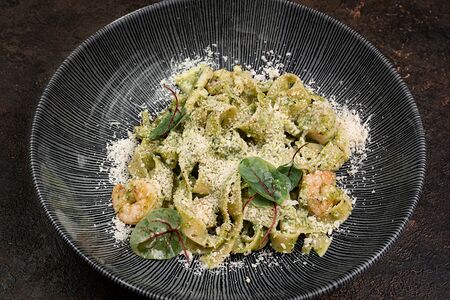 Феттуччине с морепродуктами в соусе песто