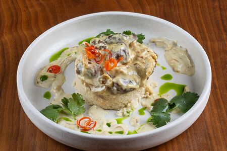 Куриные сердечки в соусе карри и кускусом