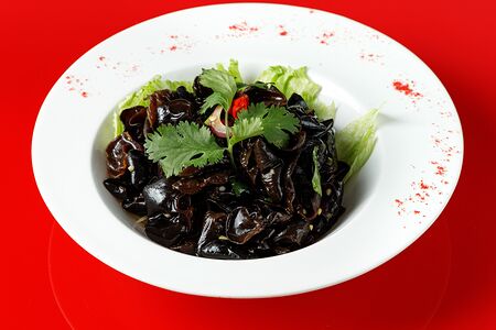 36 Салат из древесных грибов и перца