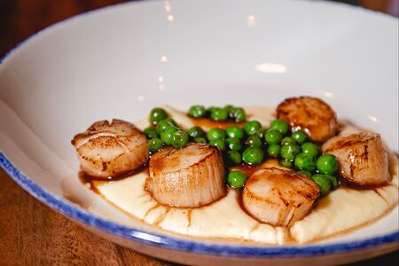 Обожженный гребешок с копченым картофельным пюре