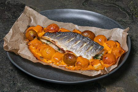 Сибас, запеченный с томатами и греческой фетой