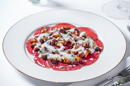 Карпаччо из говядины, с лисичками и соусом горгонзола