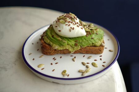 Авокадо-тост с яйцом пашот