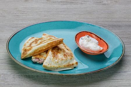 Кесадилья с ветчиной и сыром