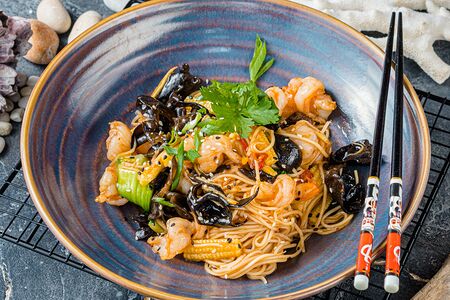 Яичная лапша с креветками