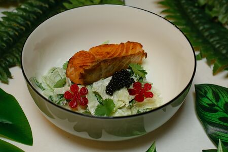 Салат с форелью и сырным кремом