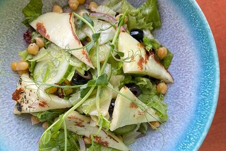 Салат с нутом и халуми