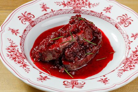 Косуля, томленная в брусничном соусе