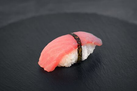 Суши с тунцом