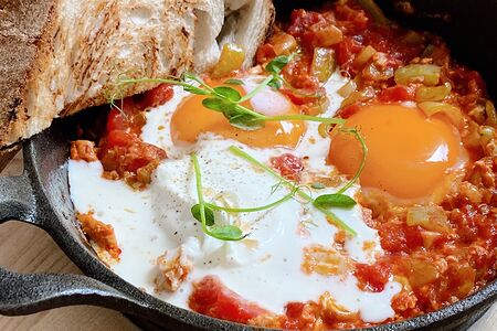 Шакшука с зеленым перцем, томатами и тостом