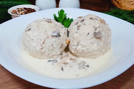 Тефтелька из курицы в сливочном соусе