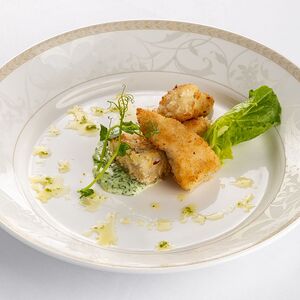 Судак с румяной корочкой с соусом из шпината