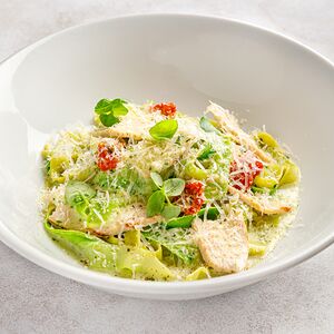 Феттуччине с курицей и сливочным песто