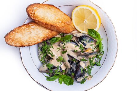 Свежие морские мидии