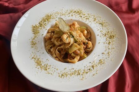 Паста с креветками и фисташковым крамблом