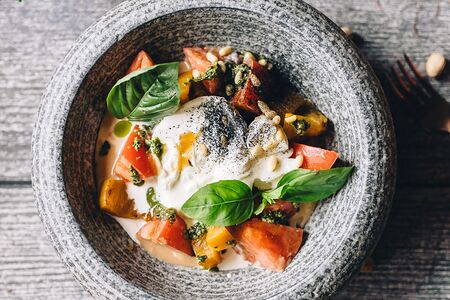 Салат с бурратой