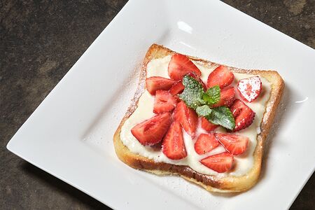 Тост с маскарпоне и сезонными фруктами