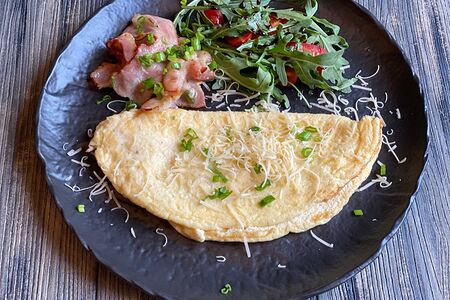 Омлет с беконом, черри и пармезаном