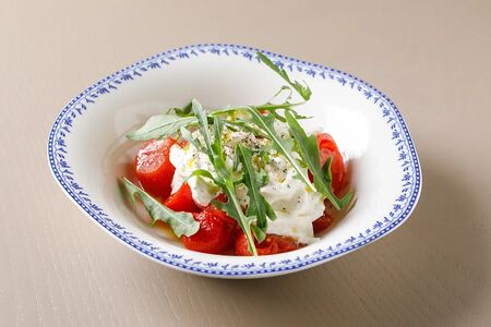 Салат с маринованными томатами и страчателлой