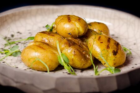 Картофель беби, запеченный с чесноком и розмарином