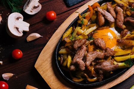 Картофель жареный со свининой и яйцом