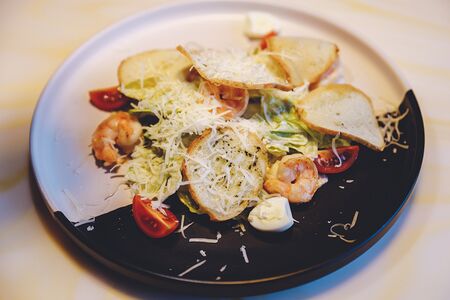 Салат Цезарь с креветкой