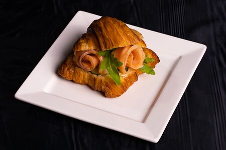 Круассан с лососем