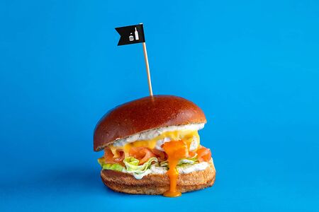 Бургер с лососем и яйцом пашот