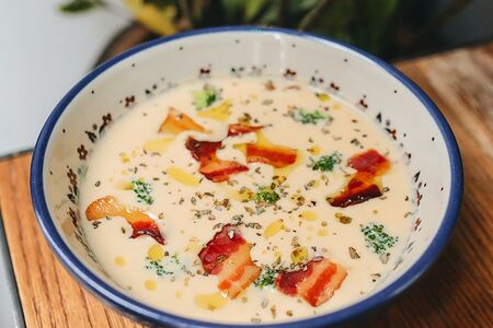 Сырный суп с беконом и брокколи