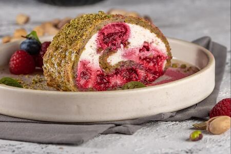 Фисташковый рулет с малиной