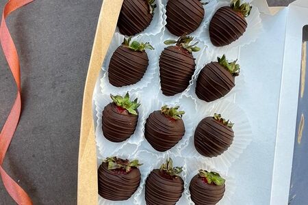 Набор клубники в шоколаде Темный рыцарь