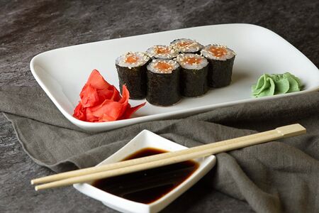 Маки с лососем