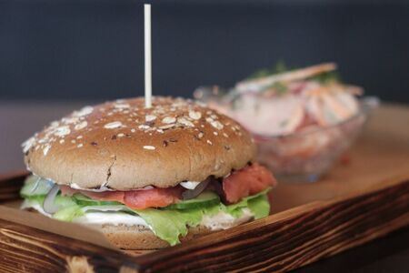 Бургер с лососем