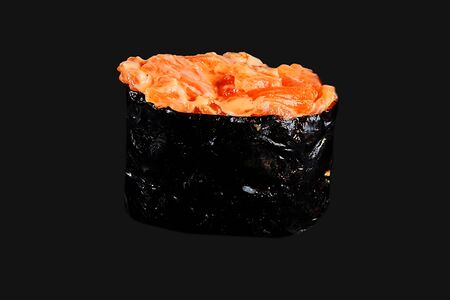 Гункан Лосось спайси