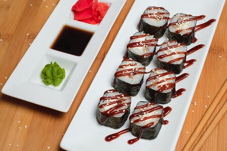 Ролл с угрем и сыром