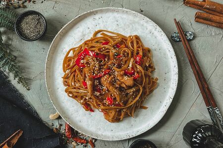 Лапша, жаренная с овощами и мясом