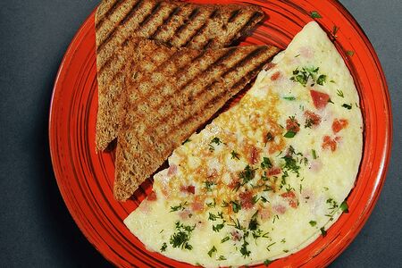 Омлет с ветчиной и моцареллой