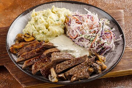 Стейк из говядины с картофельным пюре и салатом коул слоу