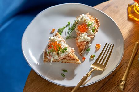 Брускетта с форелью и сыром страчателла