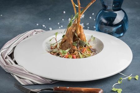 Корейка ягненка с овощным соте