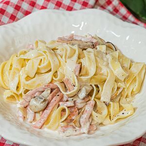 Фетучини с ветчиной и грибами