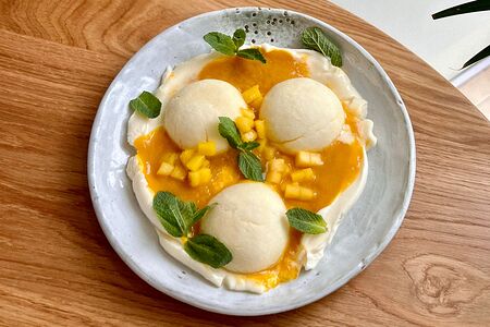 Сырники на рисовой муке с соусом манго