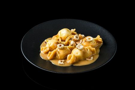 Равиоли с креветками и соусом креветочный биск