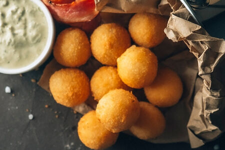 Сырные шарики с беконом