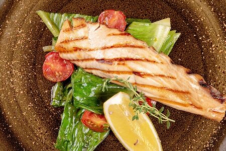 Лосось гриль на овощной подушке