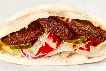 Пита с фалафелем, хумусом и халапеньо