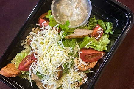 Салат Цезарь с курицей