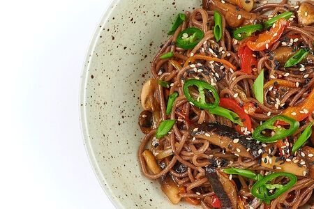 Соба с овощами и грибами