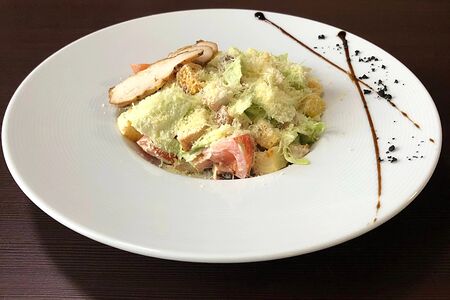 Салат в стиле Цезарь с куриным филе