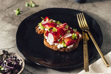 Брускетта с лососем и крем-сыром